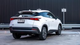 электрический кроссовер chery omoda E5 сбоку сзади