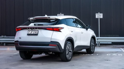 электрический кроссовер chery omoda E5 сбоку сзади