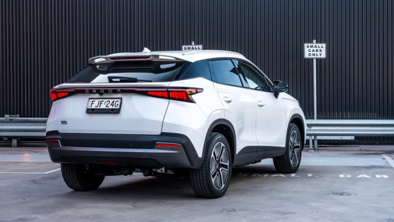 электрический кроссовер chery omoda E5 сбоку сзади