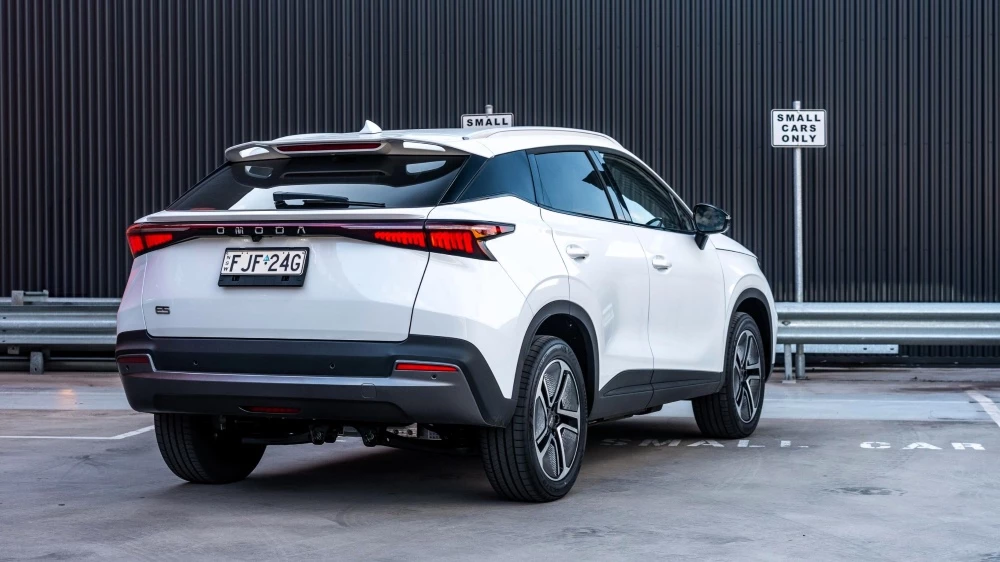 Тест-драйв Omoda E5. Почему этот кроссовер напомнил аркадные игры и обычную лампочку электрический кроссовер chery omoda E5 сбоку сзади