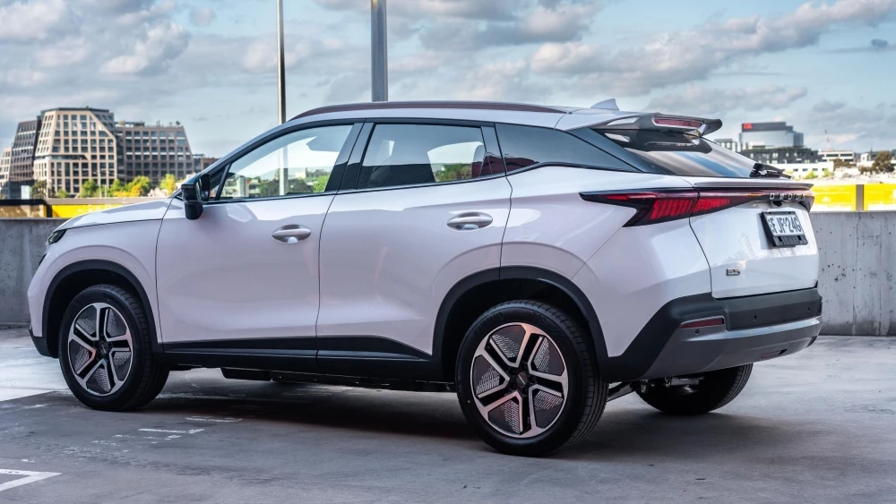 электрический кроссовер chery omoda E5 сбоку сзади