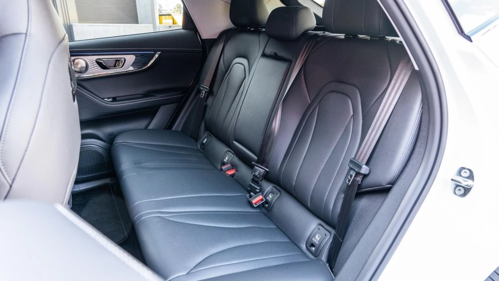 электрический кроссовер chery omoda E5 интерьер второй ряд