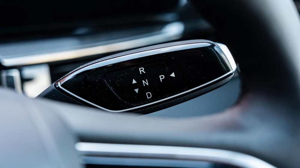 электрический кроссовер chery omoda E5 интерьер селектор КПП