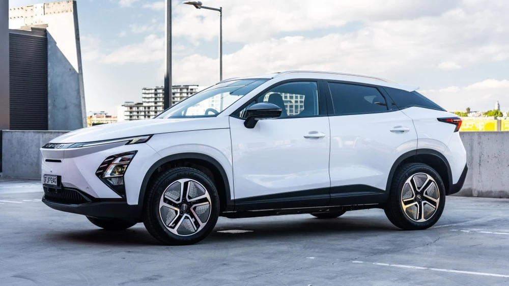 электрический кроссовер chery omoda E5 сбоку