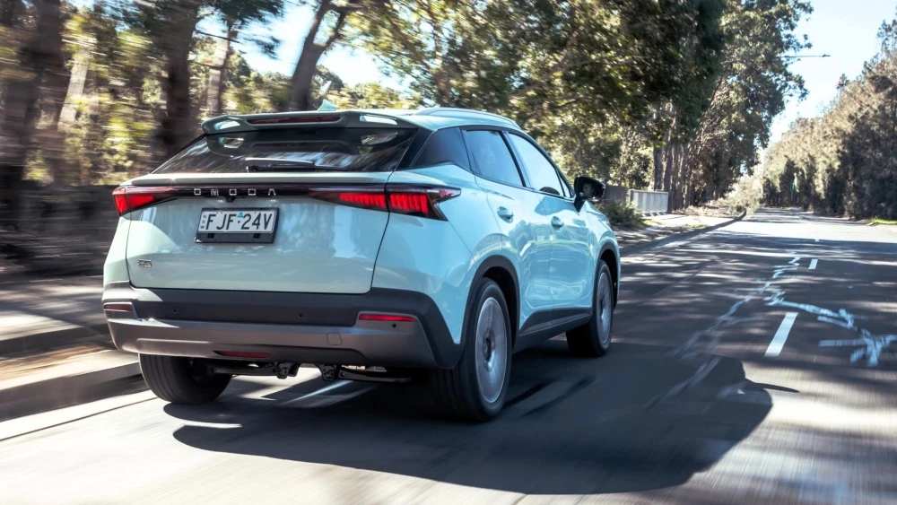 электрический кроссовер chery omoda E5 сзади сбоку в динамике
