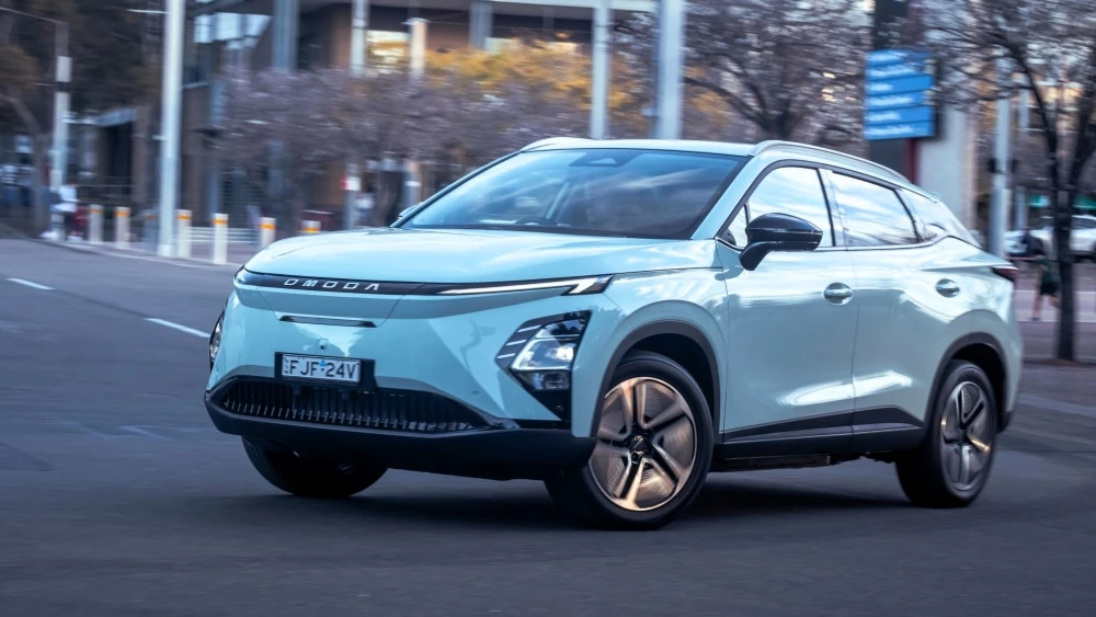 электрический кроссовер chery omoda E5 спереди сбоку в динамике