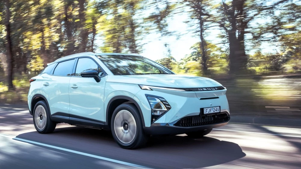 электрический кроссовер chery omoda E5 спереди сбоку в динамике