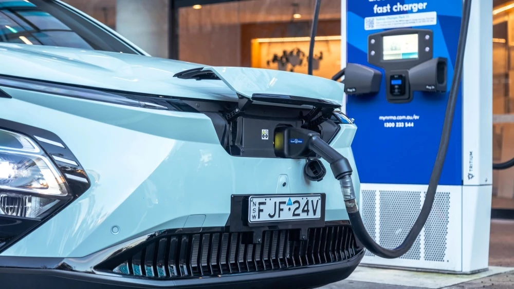 электрический кроссовер chery omoda E5 на зарядке