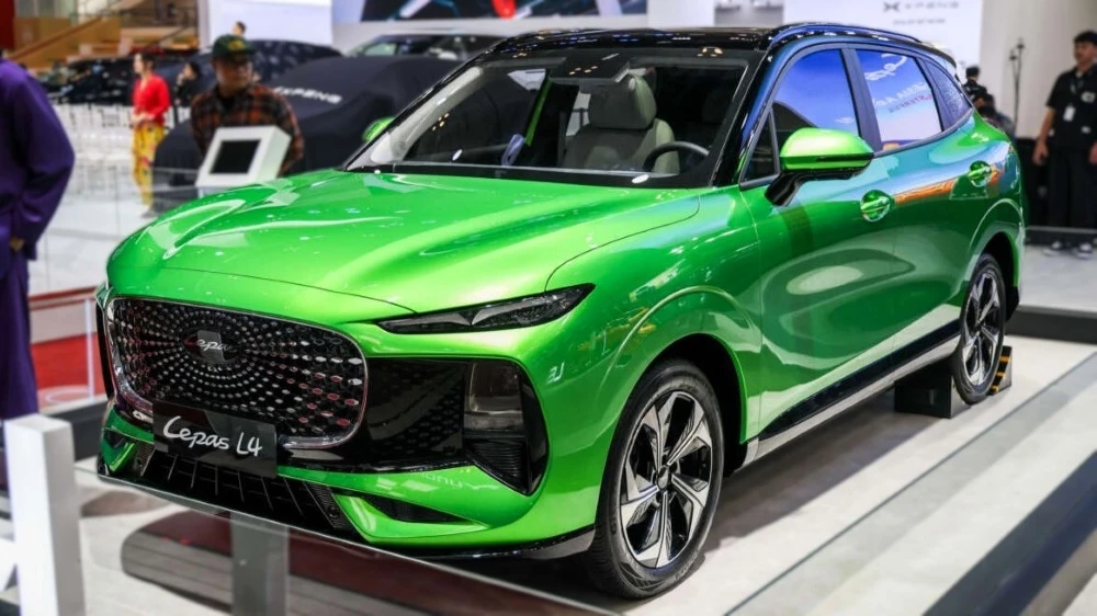 Кроссовер Lepas L4 спереди сбоку в Индонезии