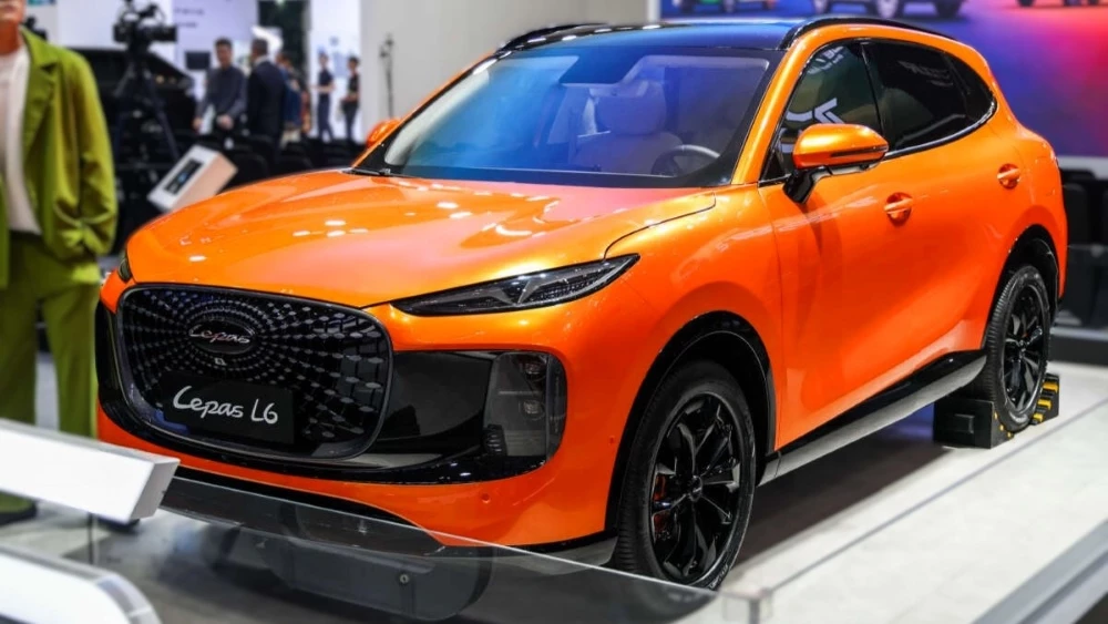 Кроссовер Lepas L6 спереди сбоку в Индонезии