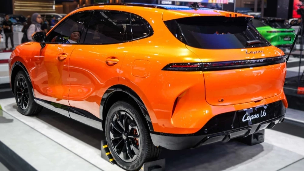 Кроссовер Lepas L6 сзади сбоку в Индонезии