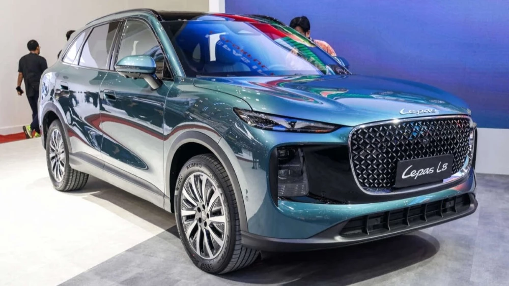 Кроссовер Lepas L8 спереди сбоку в Индонезии