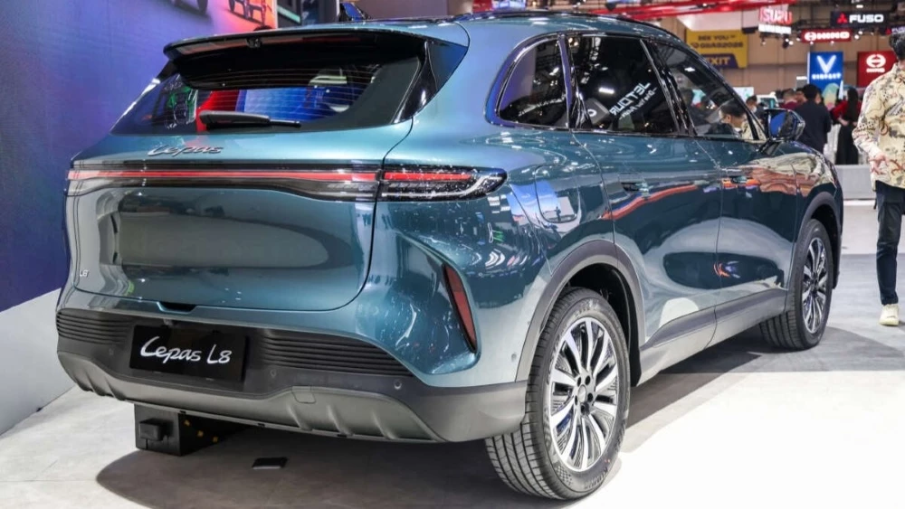 Кроссовер Lepas L8 сзади сбоку в Индонезии