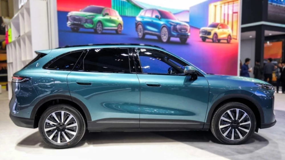 Кроссовер Lepas L8 сбоку в Индонезии