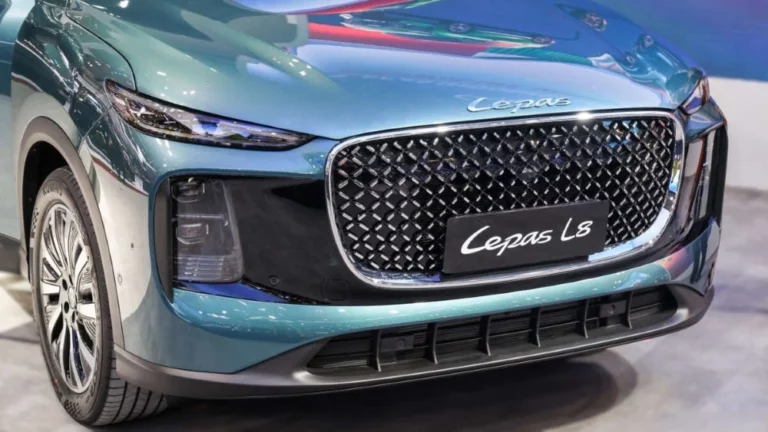 Кроссовер Lepas L8 спереди в Индонезии