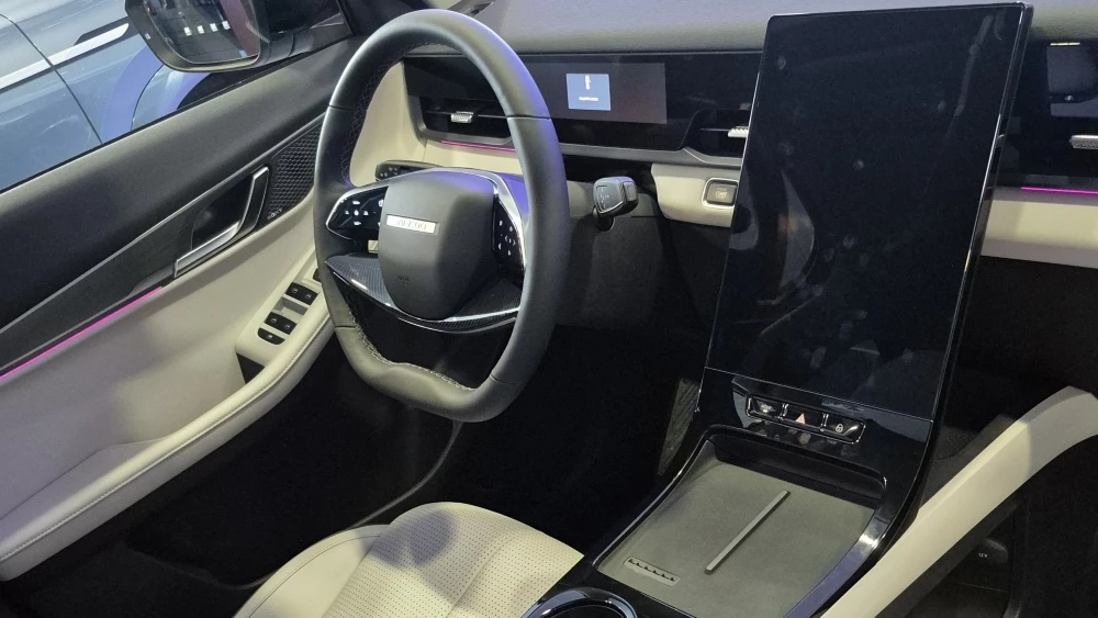 Jaecoo J5 спереди сбоку у дилера в автосалоне