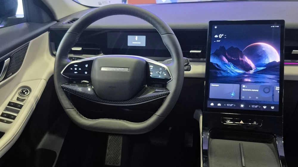 Jaecoo J5 спереди сбоку у дилера в автосалоне