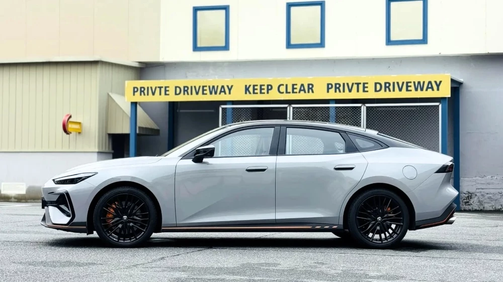 лифтбек Changan Uni-V сбоку новое поколение