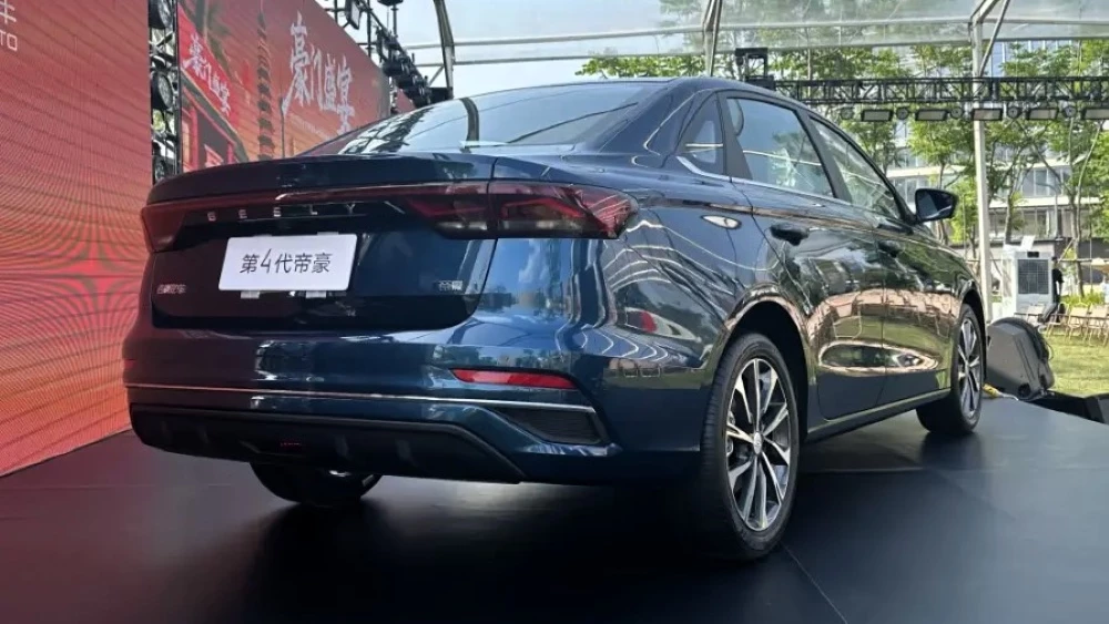 седан Geely Emgrand сбоку сзади 2025