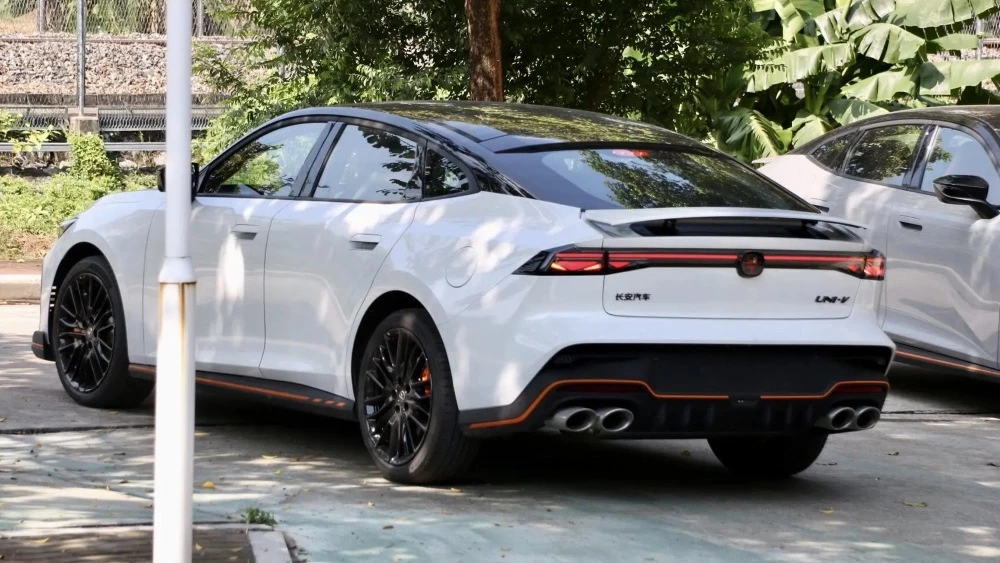 лифтбек Changan Uni-V сзади сбоку новое поколение