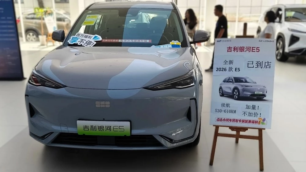 Обновленный Geely EX5 появился у дилеров в Китае. Кроссовер получил увеличенный запас хода Электрический кроссовер Geely E5 EX5 спереди 2026 у дилера