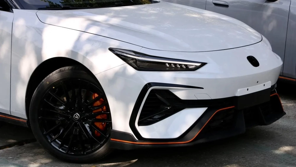 лифтбек Changan Uni-V спереди сбоку новое поколение