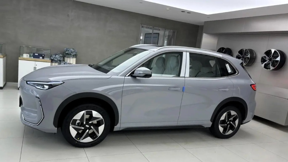 Электрический кроссовер Geely E5 EX5 сбоку 2026 у дилера