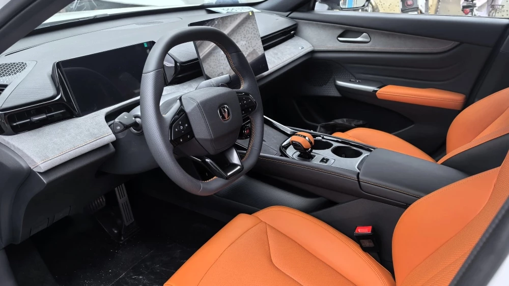 лифтбек Changan Uni-V интерьер новое поколение