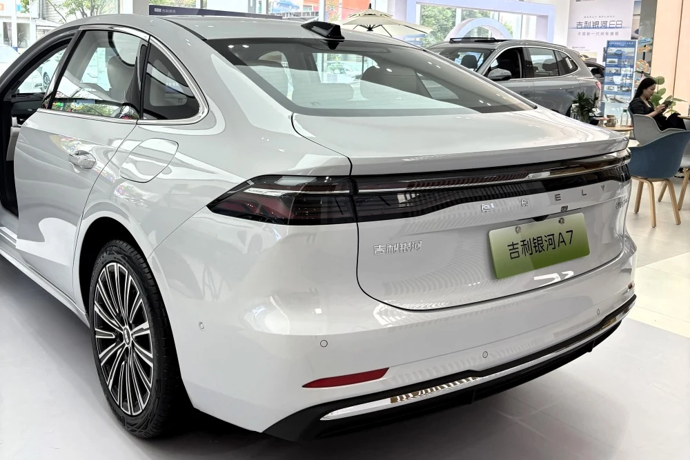 седан galaxy a7 em-i сбоку сзади