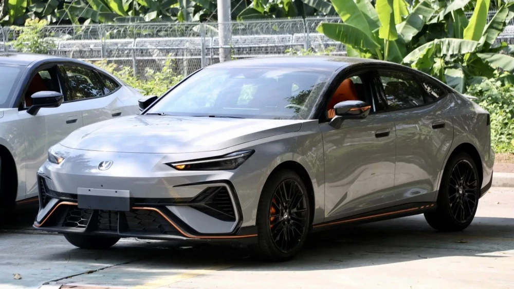 лифтбек Changan Uni-V спереди сбоку новое поколение