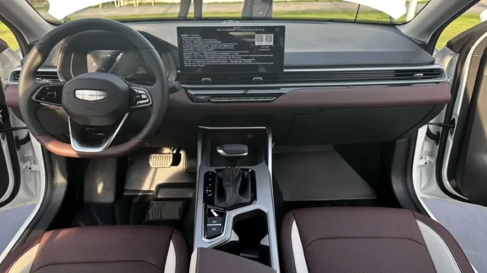 седан Geely Emgrand интерьер 2025