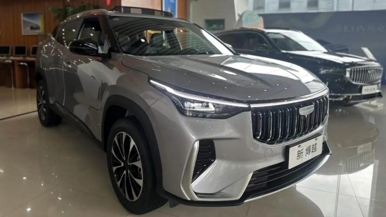Обновленный кроссовер Geely Cityray сбоку спереди у дилера