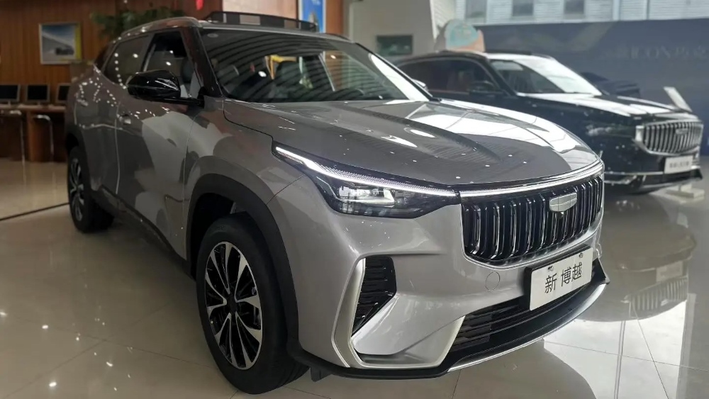Обновленный кроссовер Geely Cityray сбоку спереди у дилера