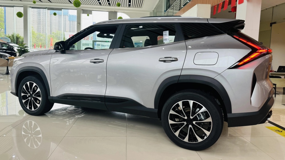 Обновленный кроссовер Geely Cityray сбоку у дилера