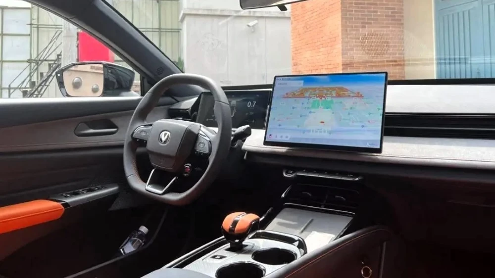 лифтбек Changan Uni-V интерьер новое поколение