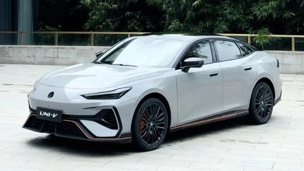 лифтбек Changan Uni-V спереди сбоку новое поколение