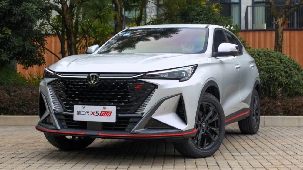 Кроссовер Changan X5 Plus спереди сбоку