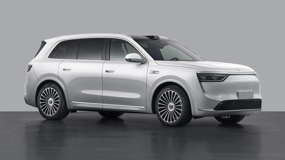 Электрический кроссовер Aito M8 EV спереди сбоку