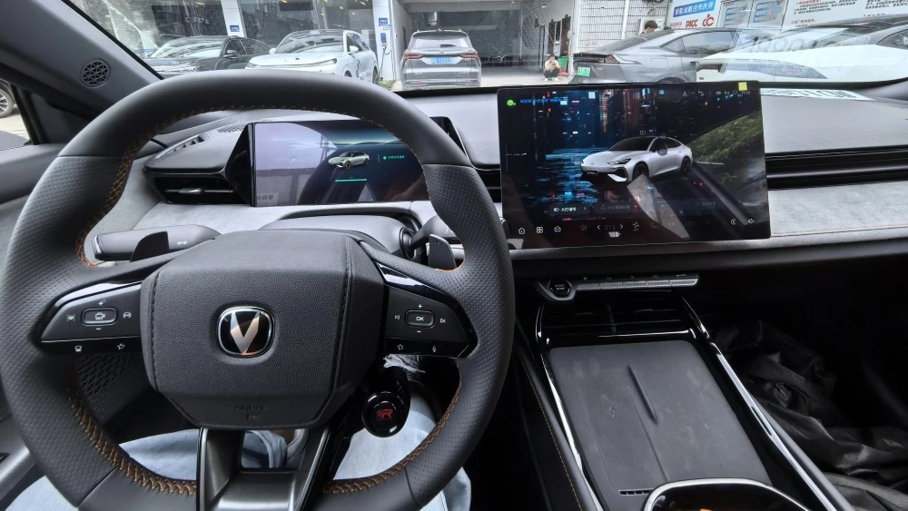 лифтбек Changan Uni-V интерьер новое поколение