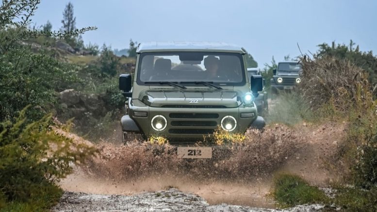 Внедорожник BAW 212 T01 спереди на бездорожье в динамике