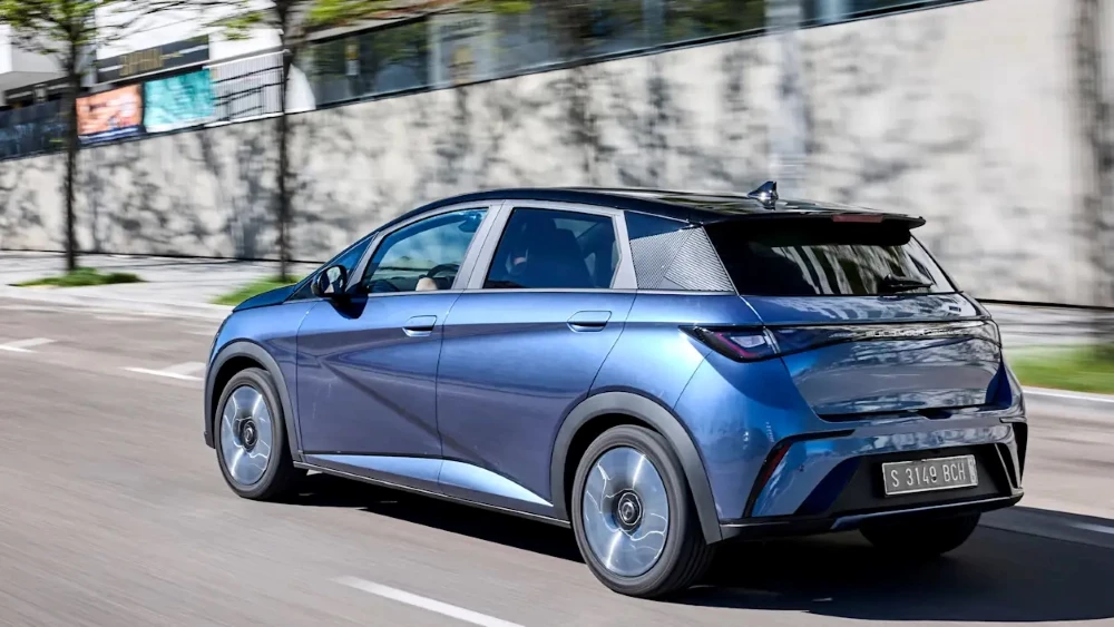 Электрический хэтчбек BYD Dolphin в Германии сбоку сзади в динамике