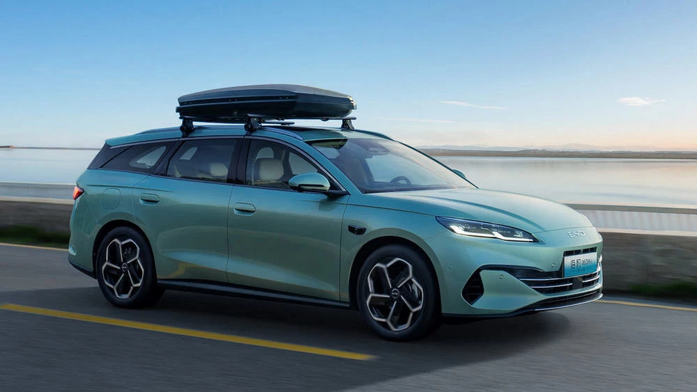 BYD Seal 06 DM-i Travel Edition спереди сбоку