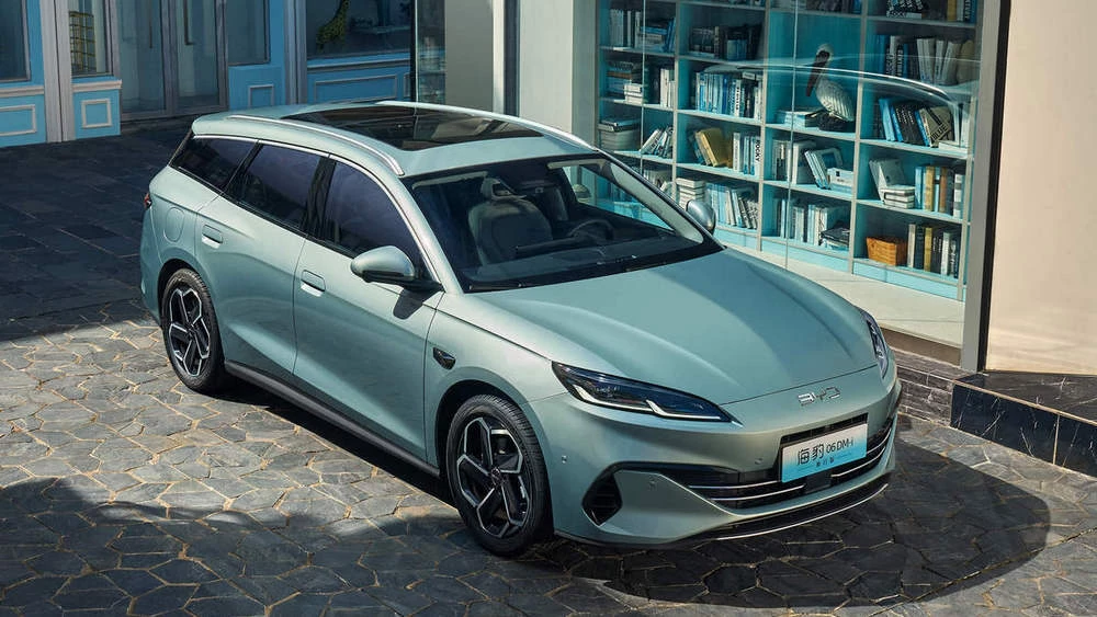 Бюджетное семейство BYD Seal 06 пополнил универсал. Модель с новым кузовом уже в продаже BYD Seal 06 DM-i Travel Edition спереди сбоку
