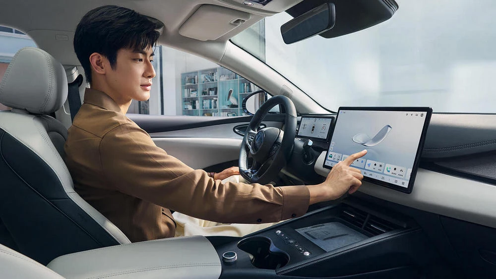 BYD Seal 06 DM-i Travel Edition салон интерьер водитель за рулем