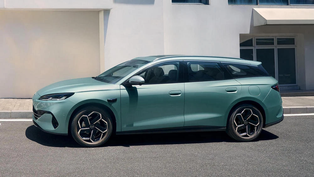 BYD Seal 06 DM-i Travel Edition сбоку