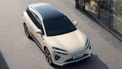 Электрический кроссовер BYD Sealion 06 EV сбоку спереди сверху