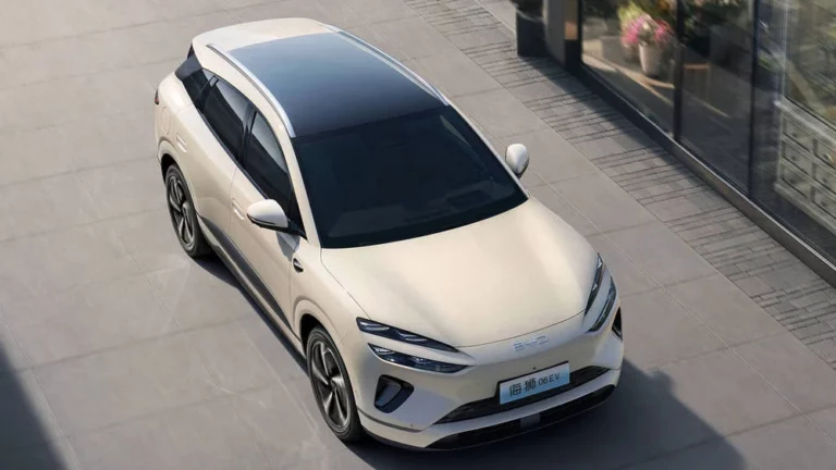 Электрический кроссовер BYD Sealion 06 EV сбоку спереди сверху