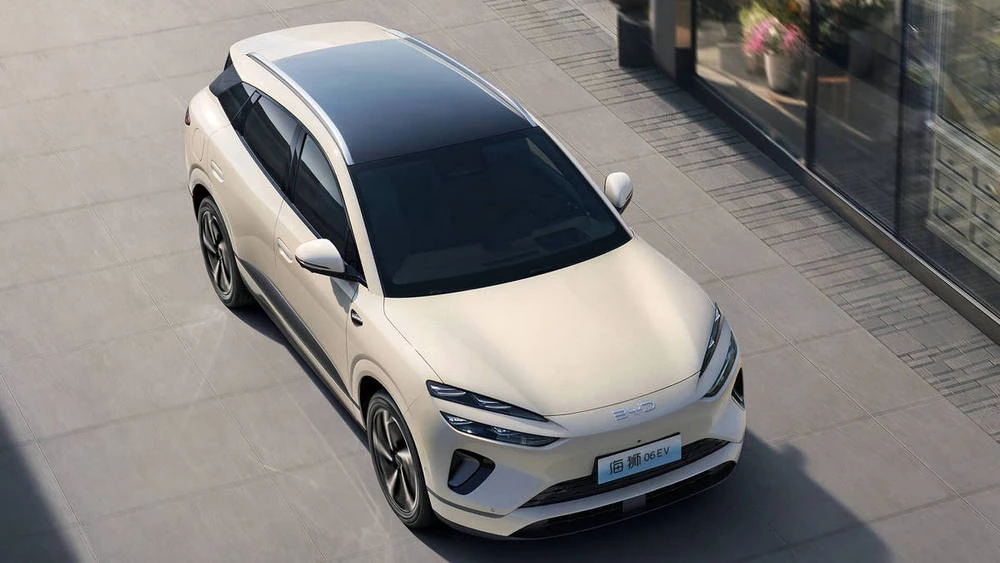 Электрический кроссовер BYD Sealion 06 EV сбоку спереди сверху