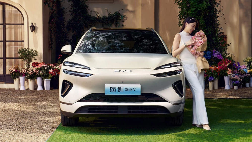 Электрический кроссовер BYD Sealion 06 EV спереди