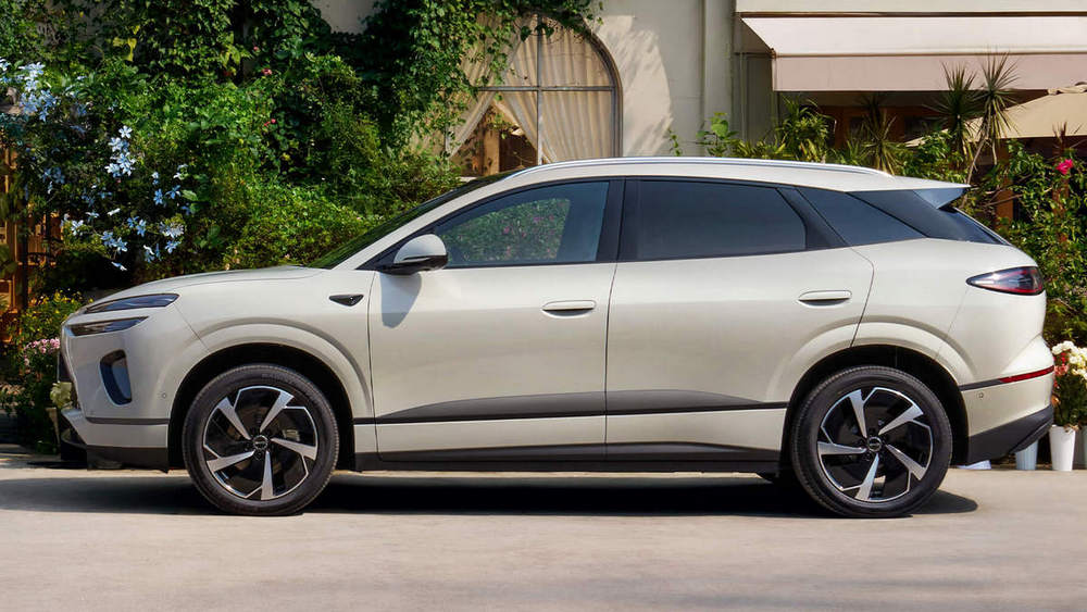 Электрический кроссовер BYD Sealion 06 EV сбоку